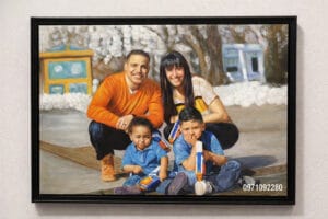 vẽ tranh chân dung anh em trong gia đình người nước ngoài (sao chép)